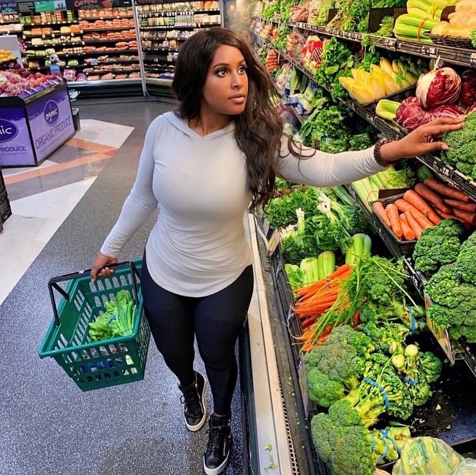 Sara Hood of Sara Lovestyle Movement shopping for vegetables