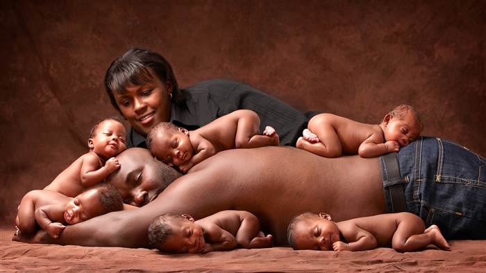 Rozonno and Mia McGhee and their sextuplets